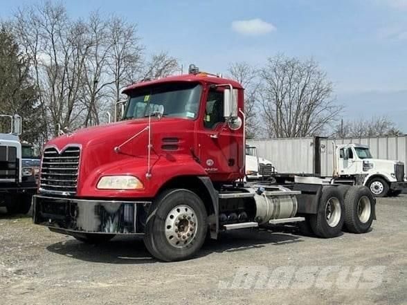 Mack PINNACLE CXU613 Tractor Units