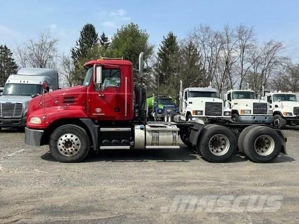 Mack PINNACLE CXU613 Tractor Units