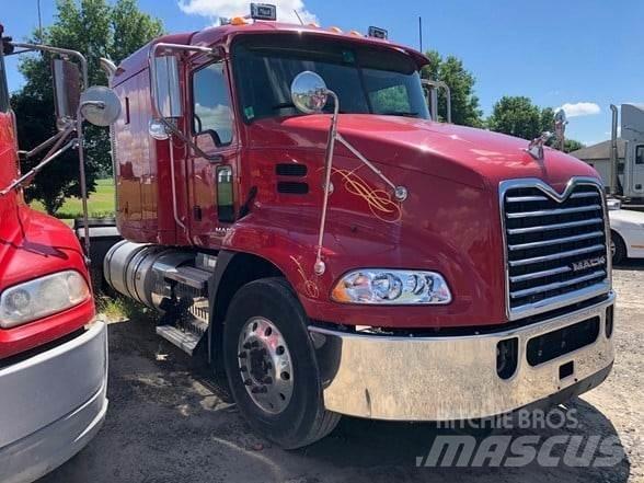 Mack PINNACLE CXU613 Tractor Units