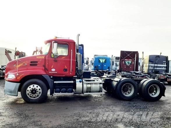 Mack PINNACLE CXU613 Tractor Units