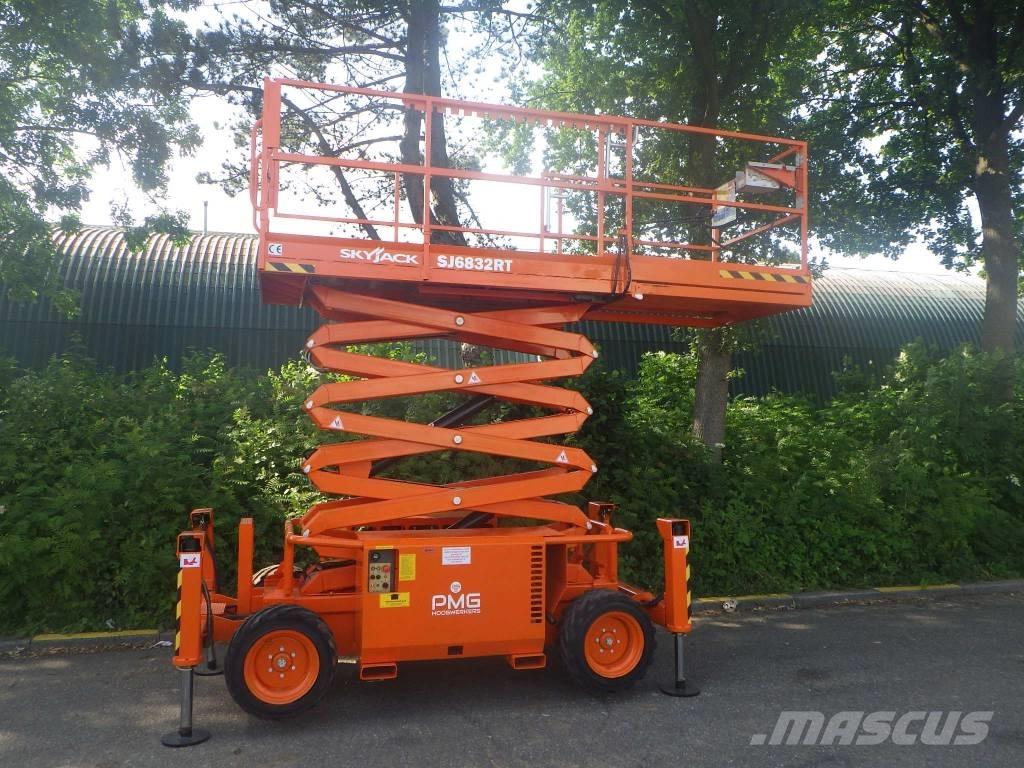 SkyJack SJ6832RT Scissor lifts