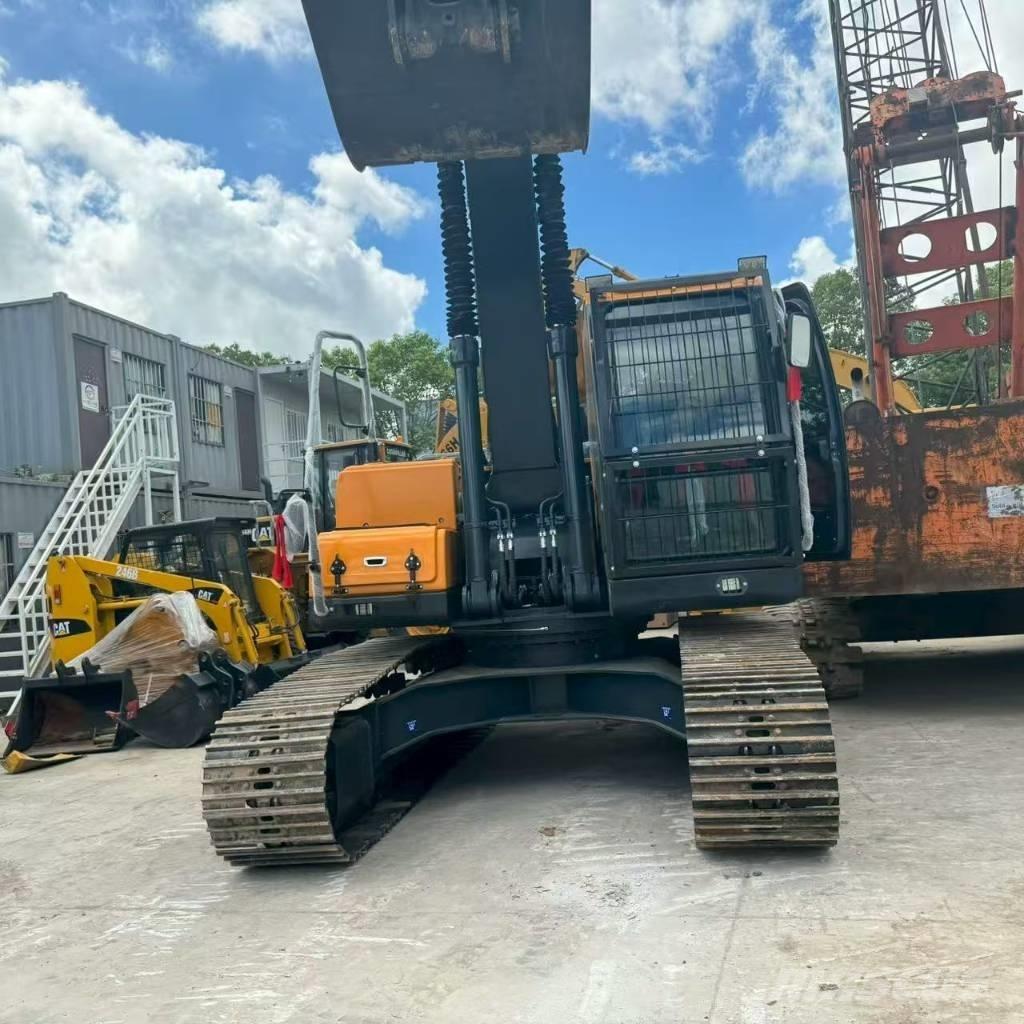Hyundai 220 Midi excavators  7t - 12t