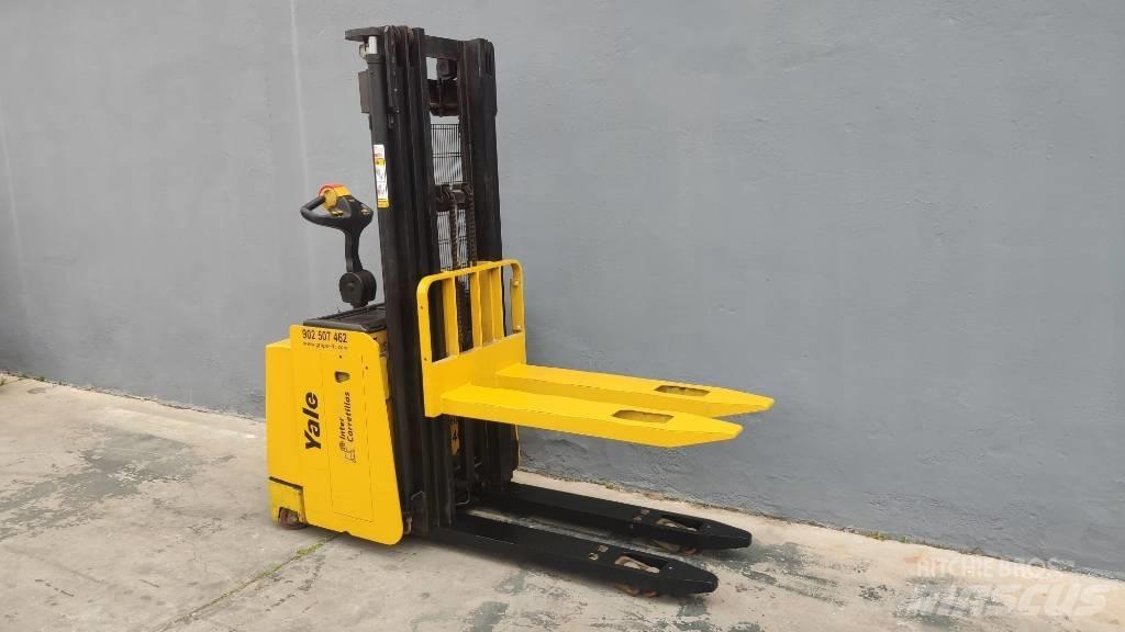 Yale MS15XIL Pedestrian stacker