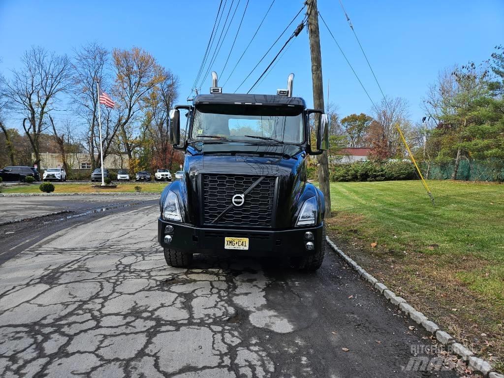 Volvo VNX 64 T300 Flatbed / Dropside trucks