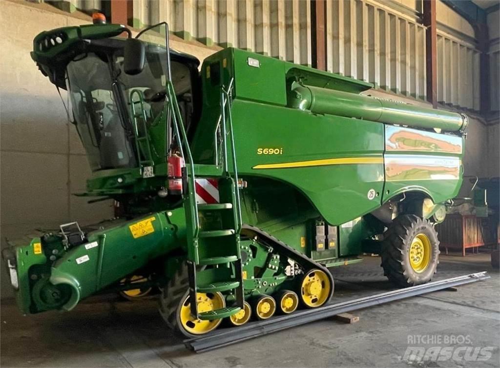 John Deere S690i Combine harvesters