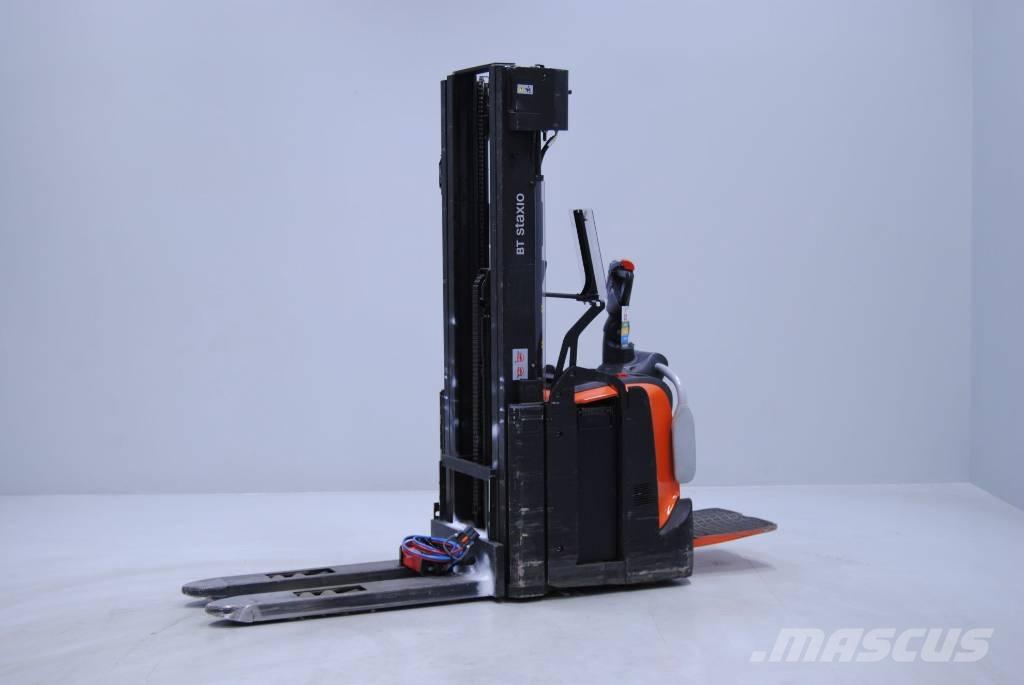 Toyota SPE140L Pedestrian stacker