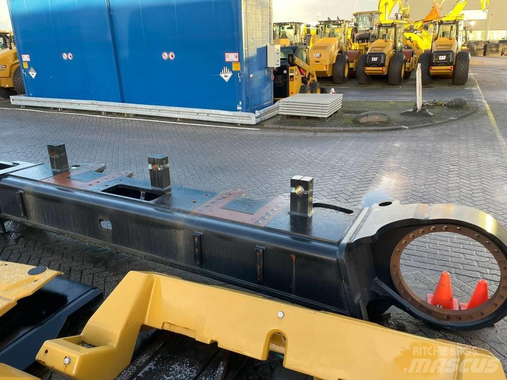 CAT 390 F L Chassis and suspension