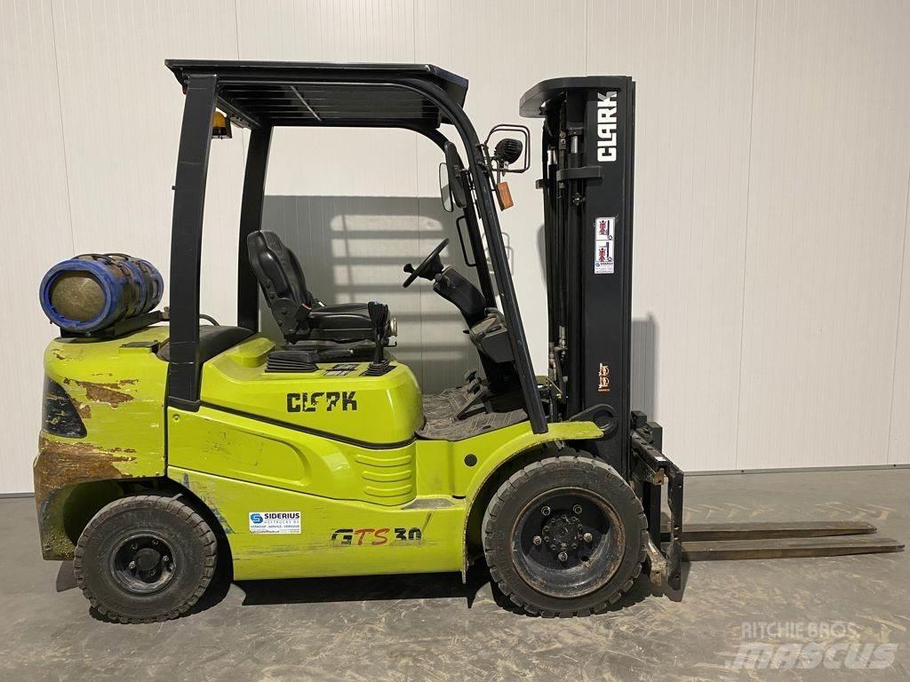 Clark GTS30 LPG trucks