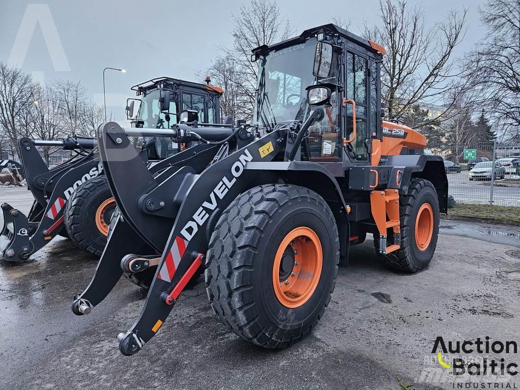 Develon DL250 Wheel loaders