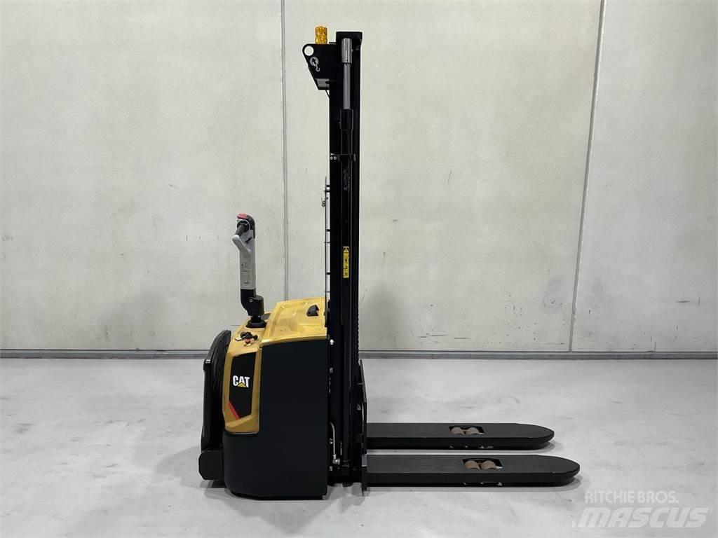 CAT NSP16N2R Self propelled stackers