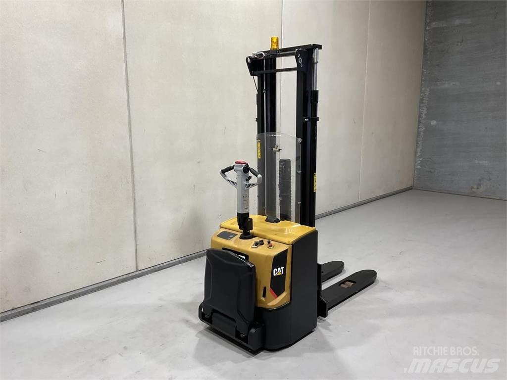 CAT NSP16N2R Self propelled stackers