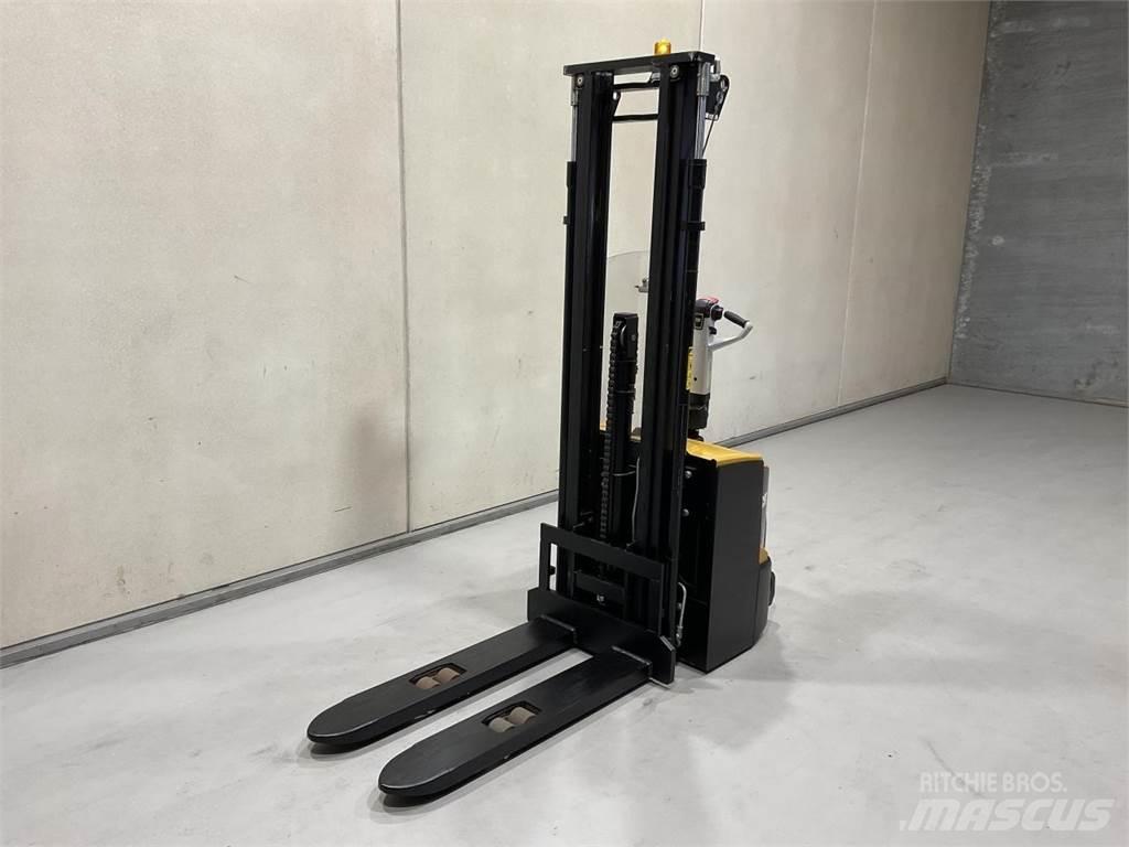 CAT NSP16N2R Self propelled stackers