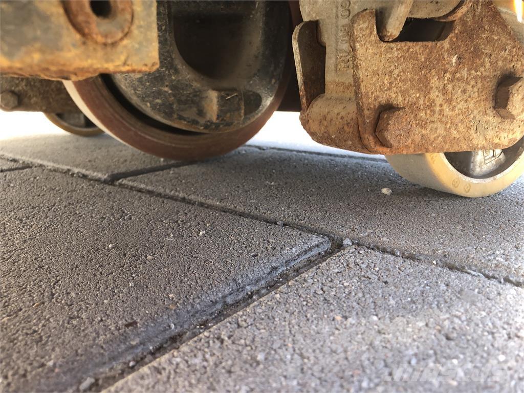 Linde T16 Pedestrian stacker