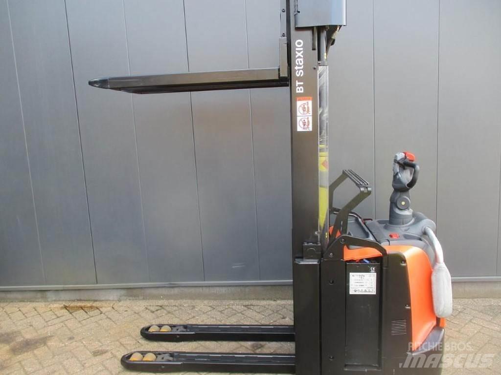 Toyota SPE 160L Pedestrian stacker