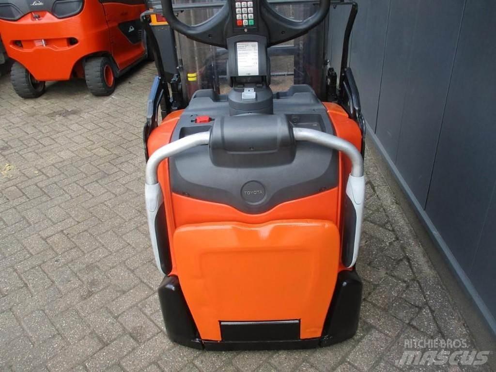 Toyota SPE 160L Pedestrian stacker