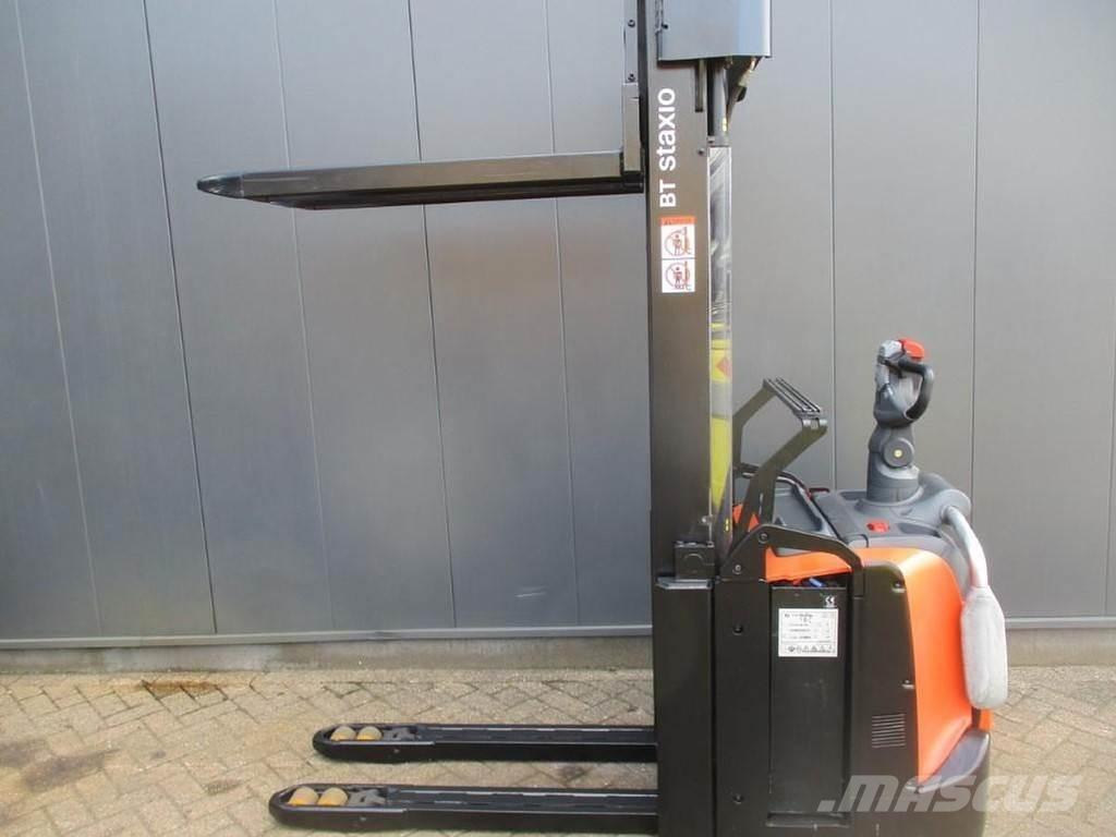 Toyota SPE160L Pedestrian stacker