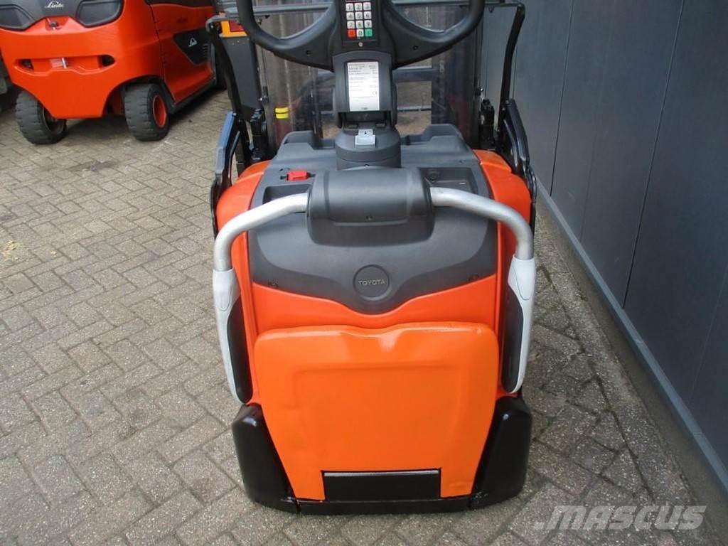 Toyota SPE160L Pedestrian stacker