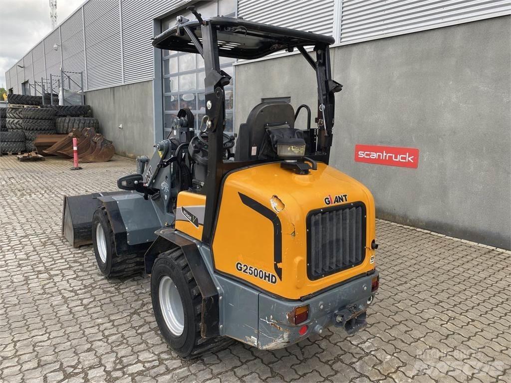GiANT G2500HD Multi purpose loaders