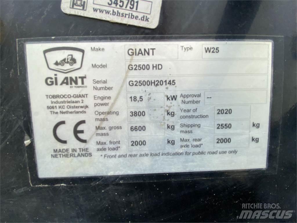GiANT G2500HD Multi purpose loaders
