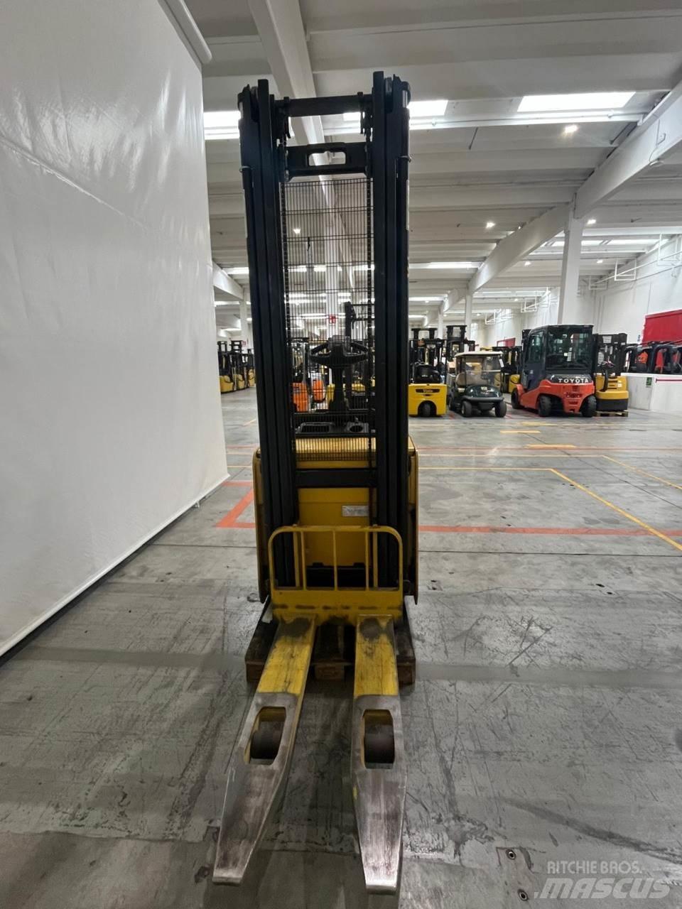 Yale MS12X Pedestrian stacker