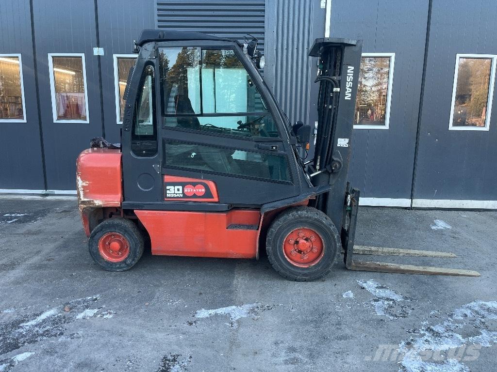 Nissan FGD02A300 Diesel trucks