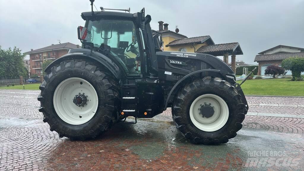 Valtra Q305 Tractors