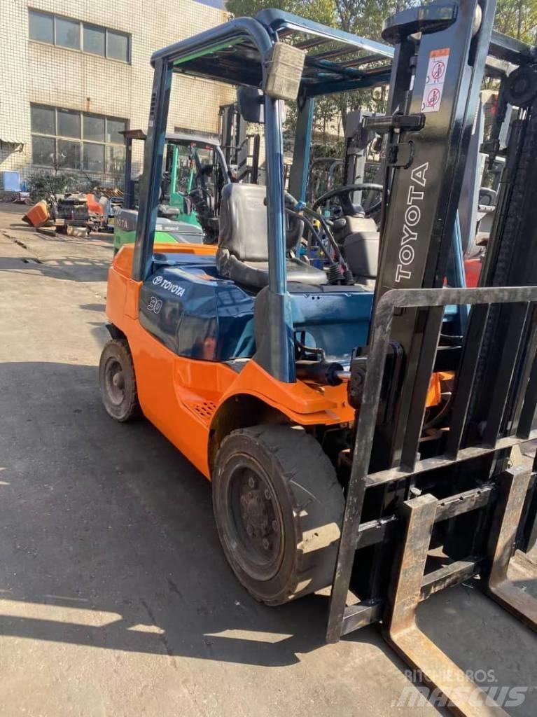 Toyota FD 30 Diesel trucks