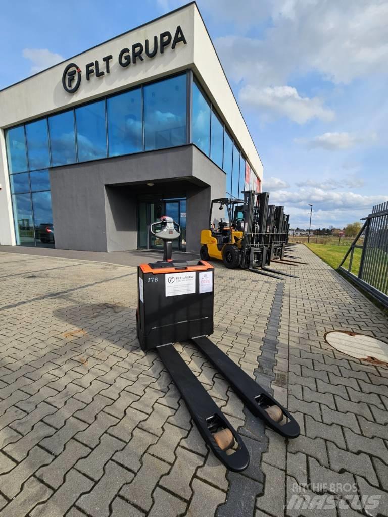 BT LWE140 Pedestrian stacker