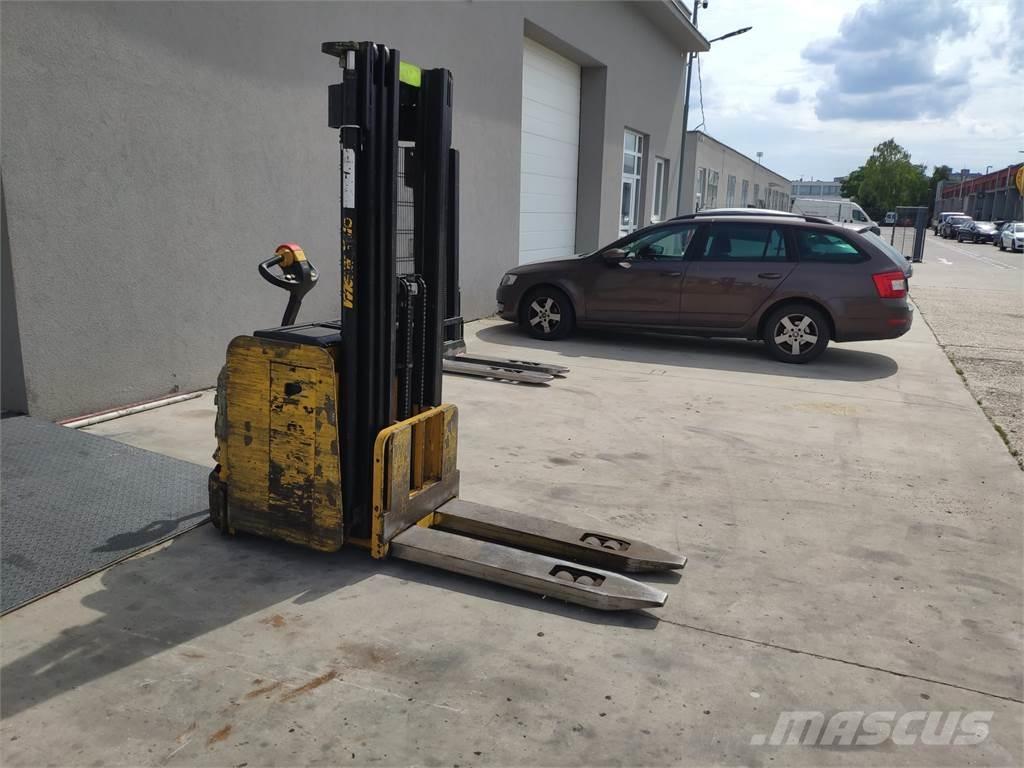 Yale MS16 AC Pedestrian stacker