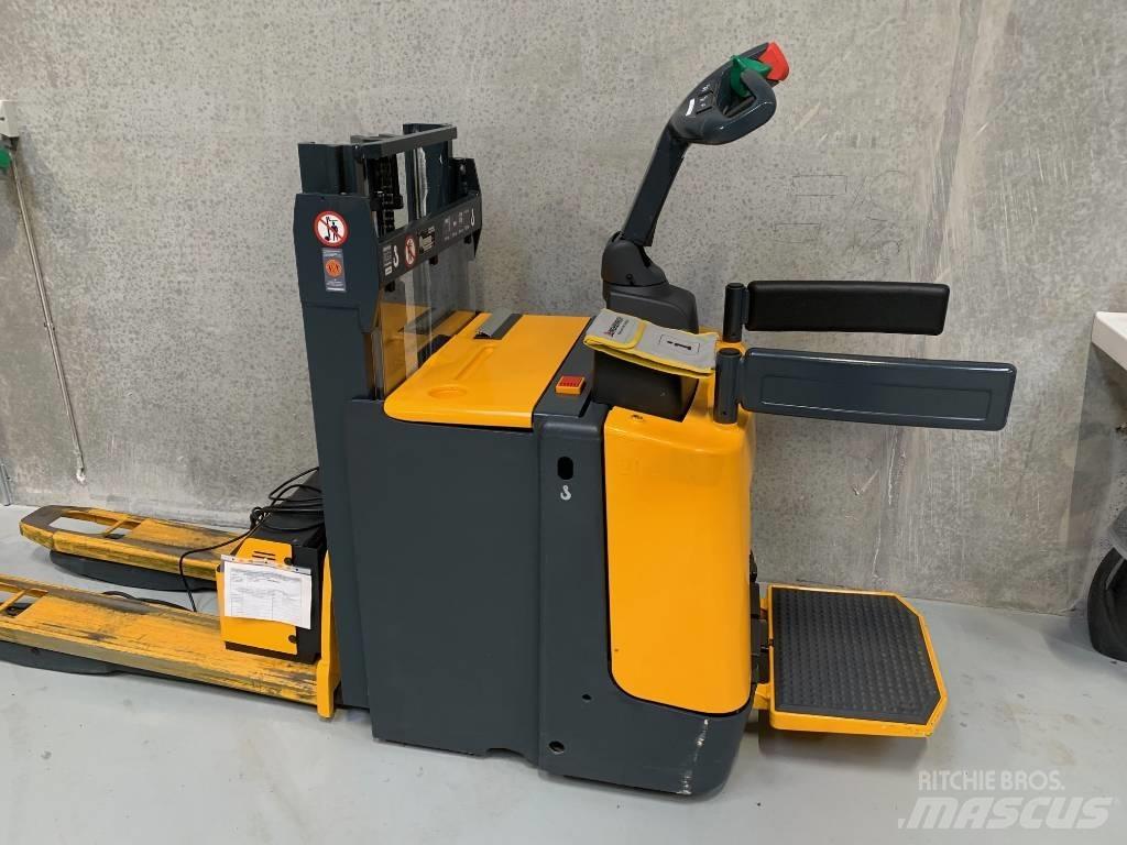 Jungheinrich ERD 220 Pedestrian stacker