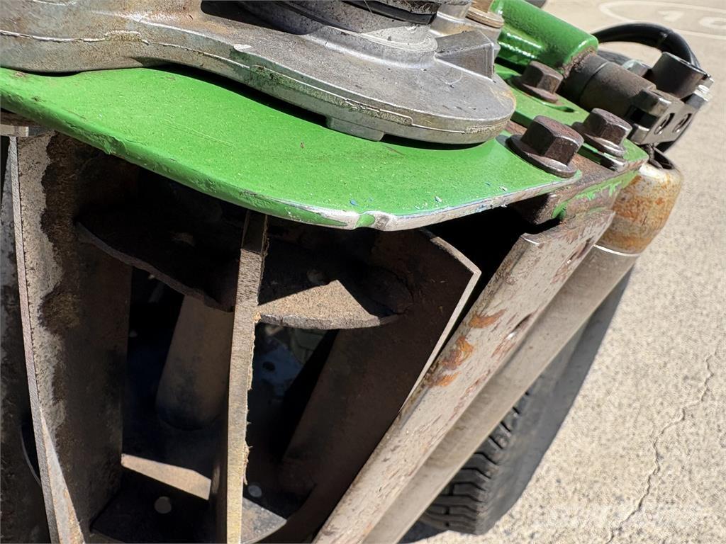 John Deere 7700A Walk-behind mowers