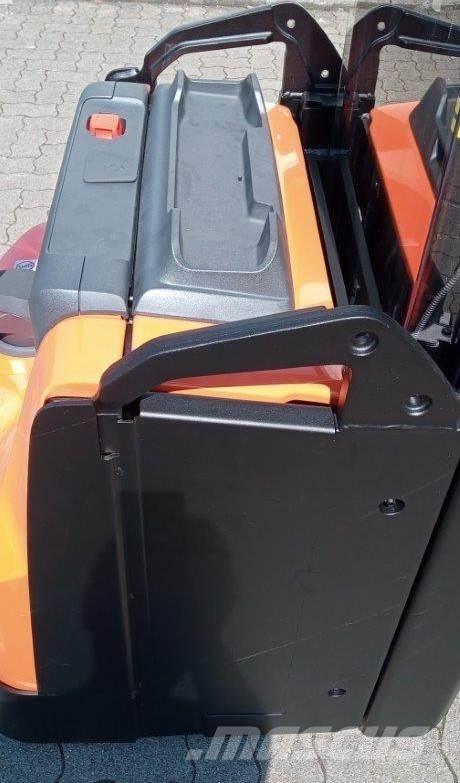 Toyota SWE160L Pedestrian stacker
