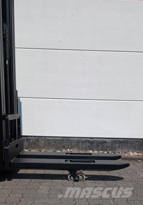 Toyota SWE160L Self propelled stackers