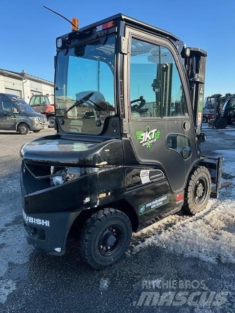 Mitsubishi FD25N3 Diesel trucks