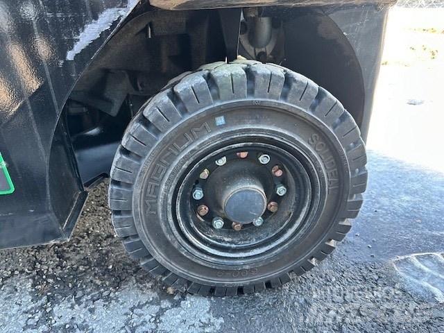Mitsubishi FD25N3 Diesel trucks