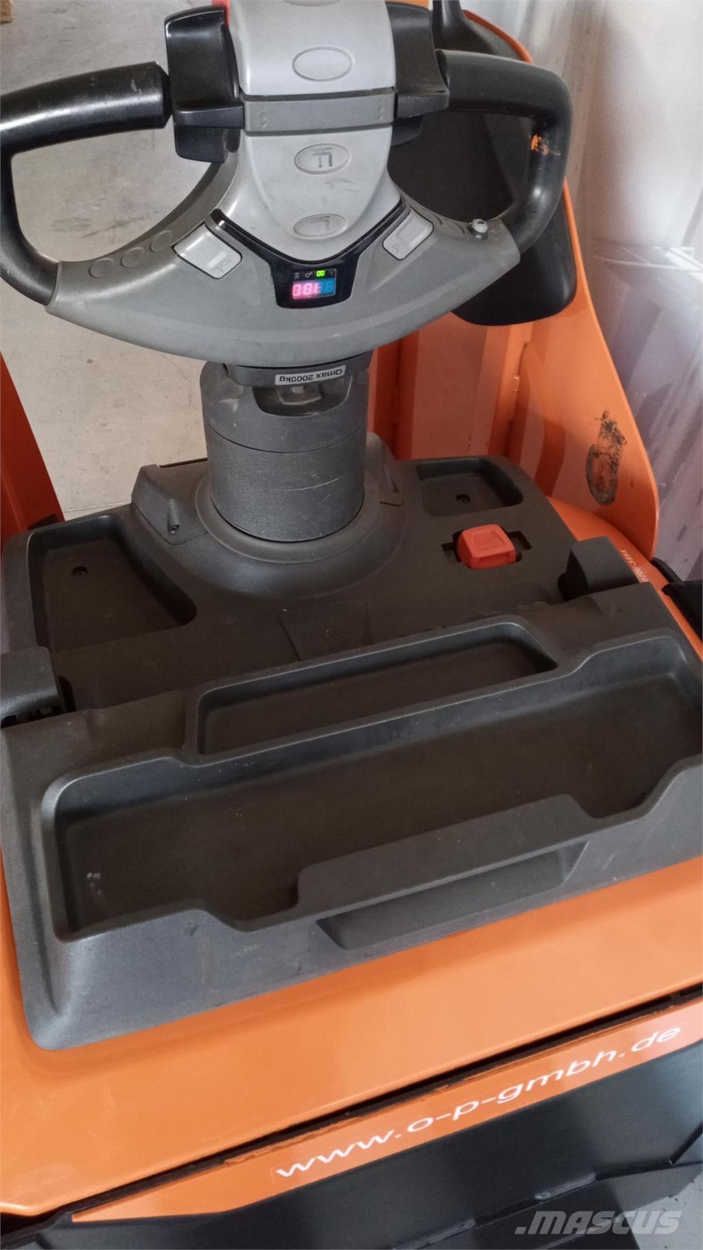 Toyota LPE 200 Pedestrian stacker