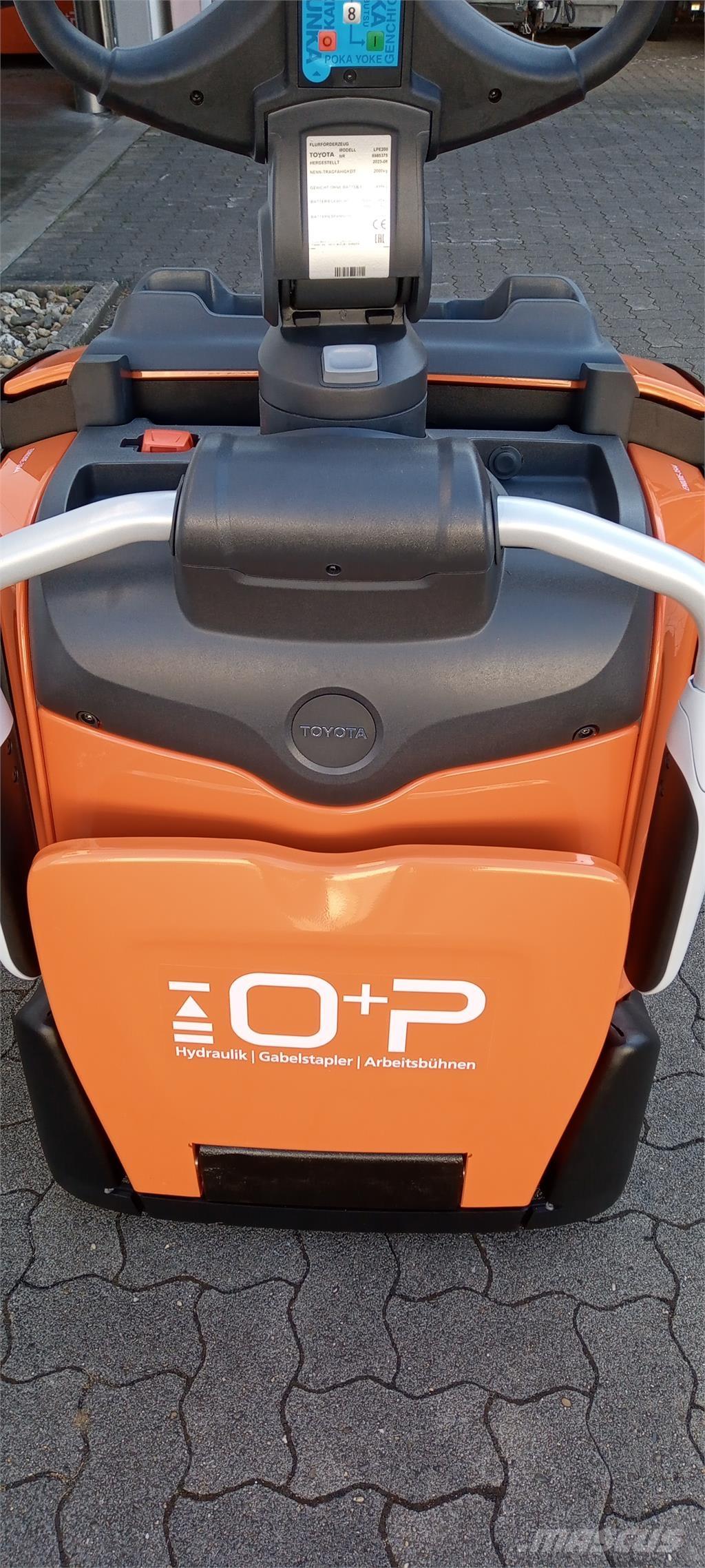 Toyota LPE200 Pedestrian stacker