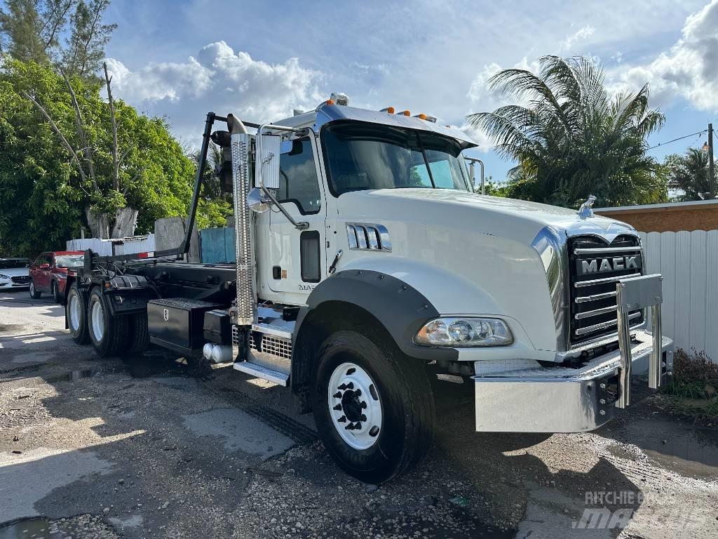 Mack GU813 Cable lift demountable trucks