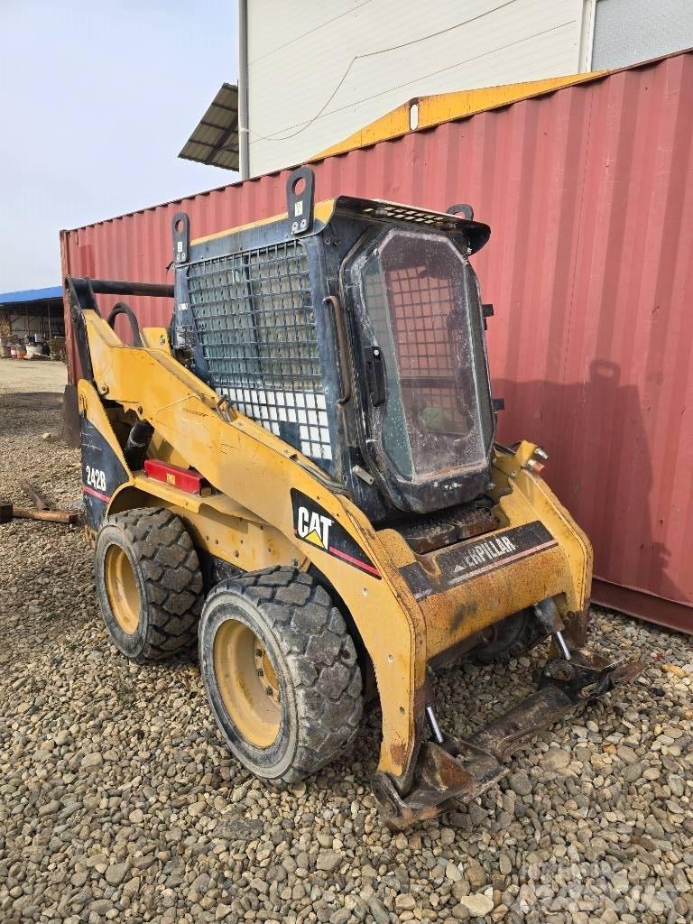 CAT 242 B Skid steer loaders