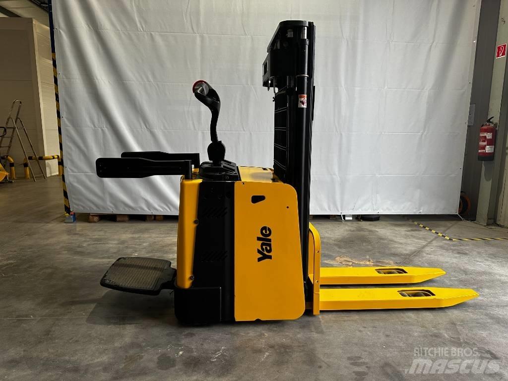 Yale MS12x Pedestrian stacker