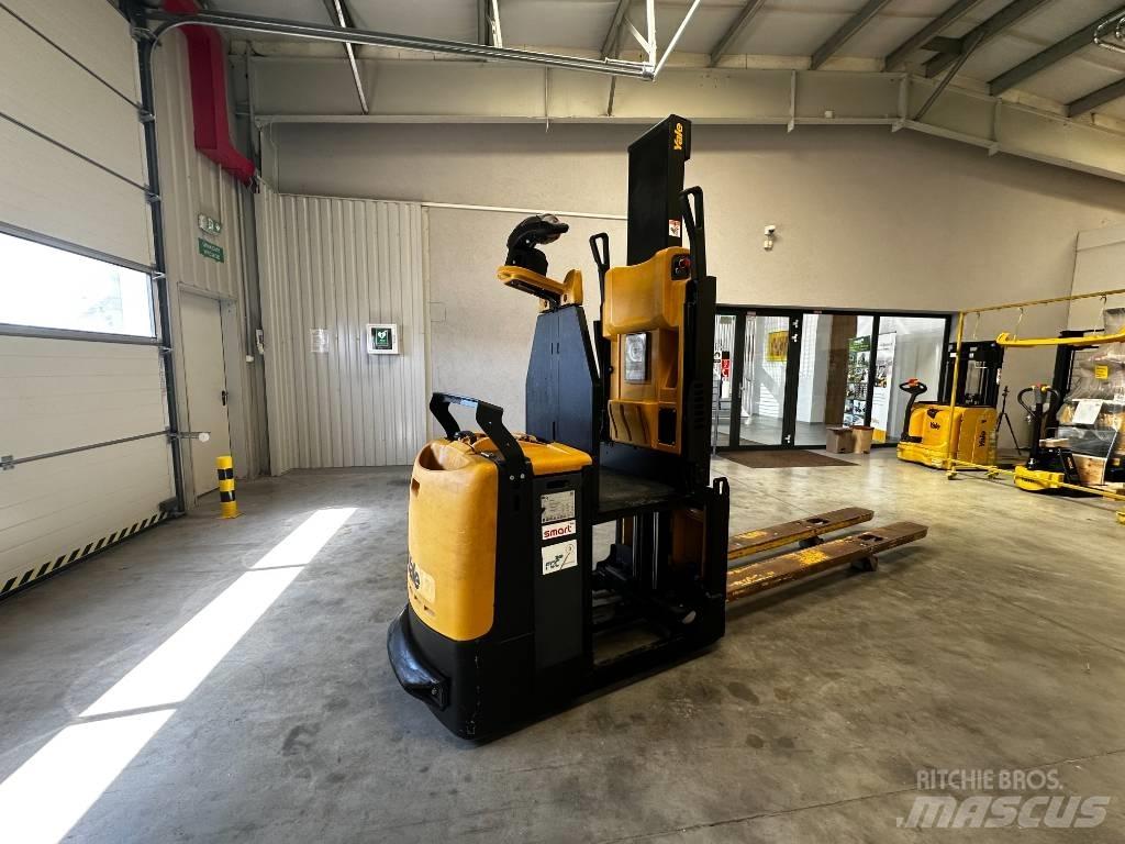 Yale MO20 Low lift order picker