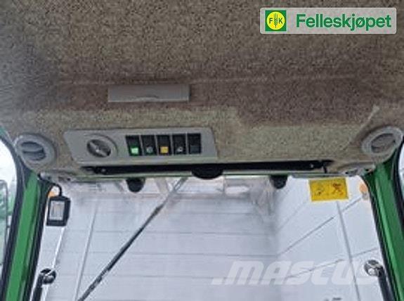 John Deere 2032R Tractors