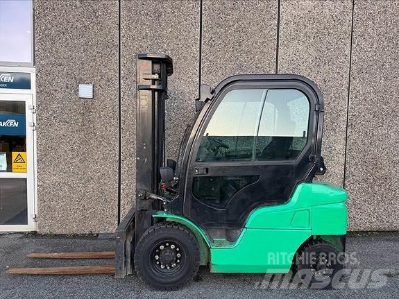 Mitsubishi FD25N Diesel trucks
