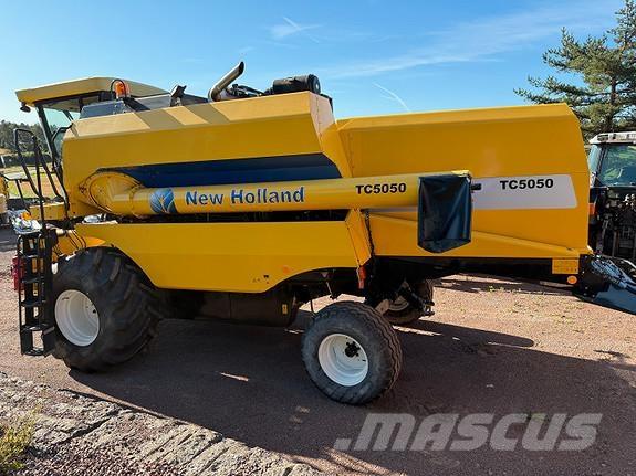 New Holland TC5050 Combine harvesters