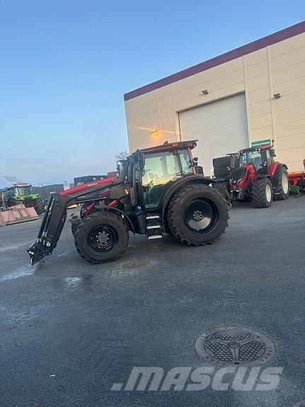 Valtra G135 Versu Tractors
