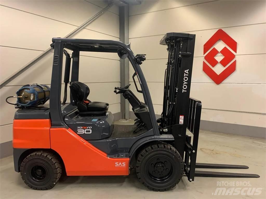 Toyota 02-8FGF30 LPG trucks