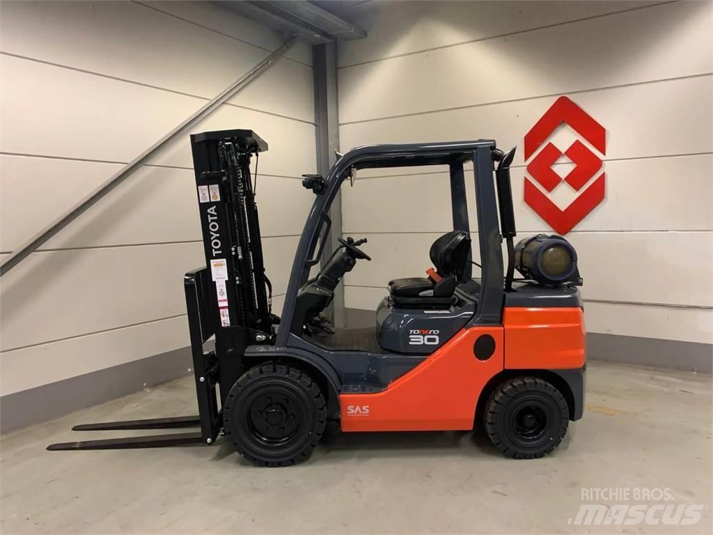 Toyota 02-8FGF30 LPG trucks