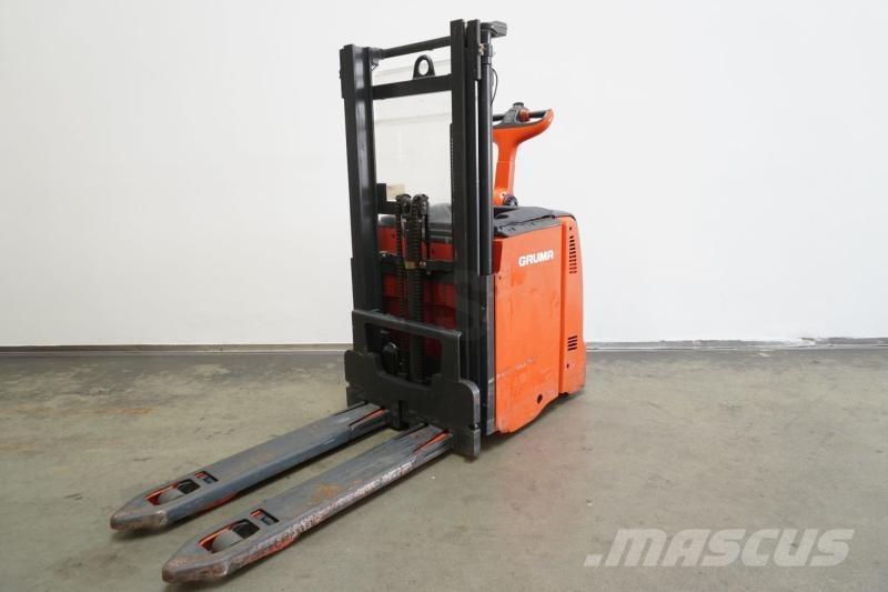 Linde D 12 133 Self propelled stackers