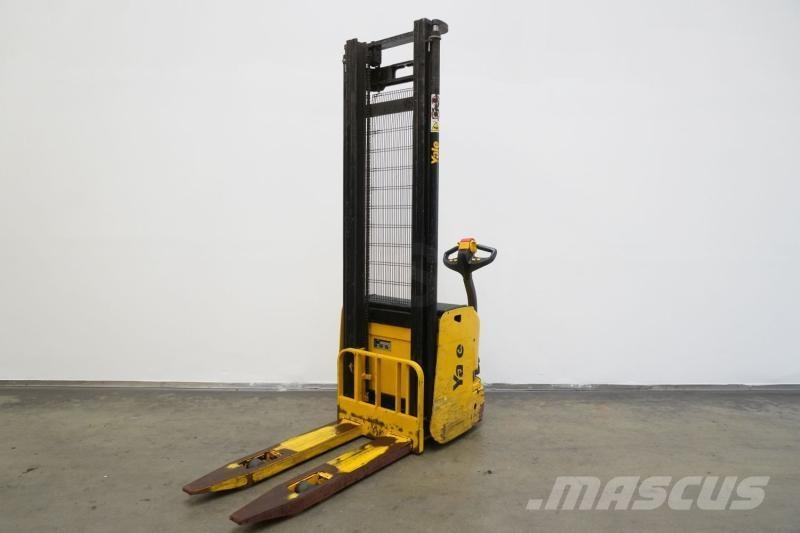 Yale MS12AC Self propelled stackers