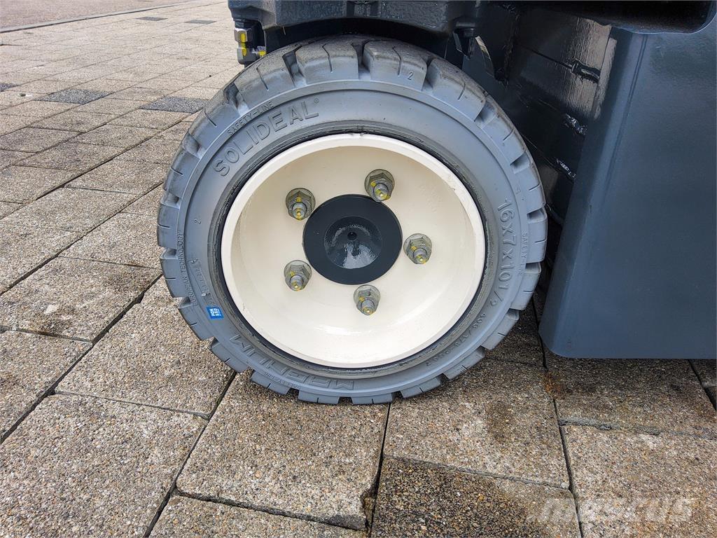 Combilift CBE 3000 4-way reach trucks